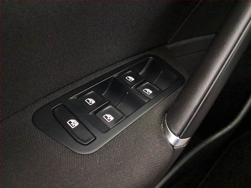 Volkswagen Golf (2019) 32 kWh - 37 Ah, Automat - fotka 17 z 21