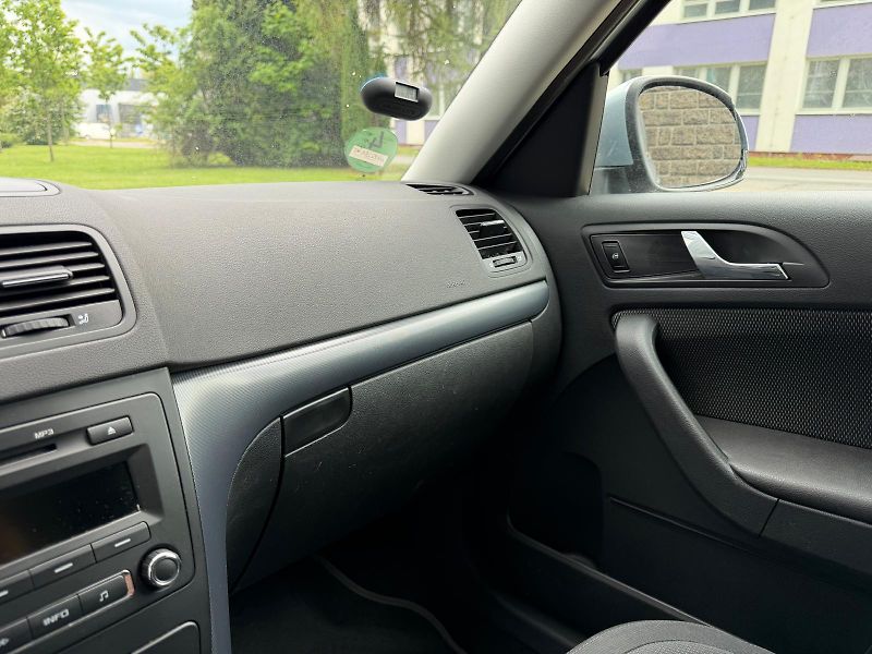 Škoda Yeti  2,0 TDI servis.k + sada pneu  - fotka 21 z 31