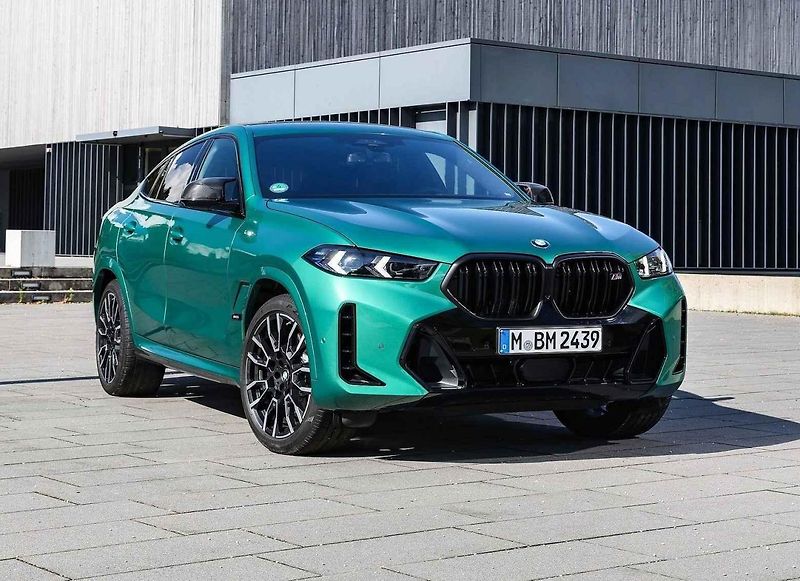 Velká SUV omezují při parkování i běžná malá auta