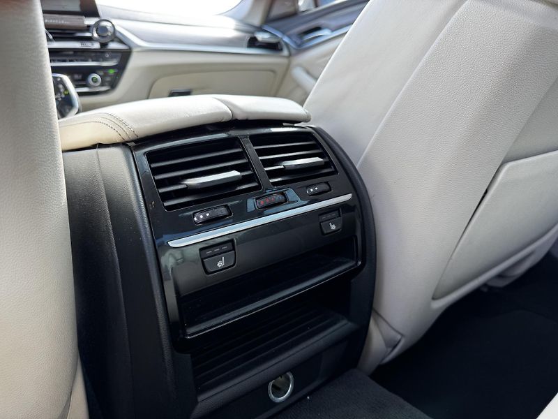 BMW Řada 5 (2018) 540D xDrive Luxury - CZ - fotka 26 z 28