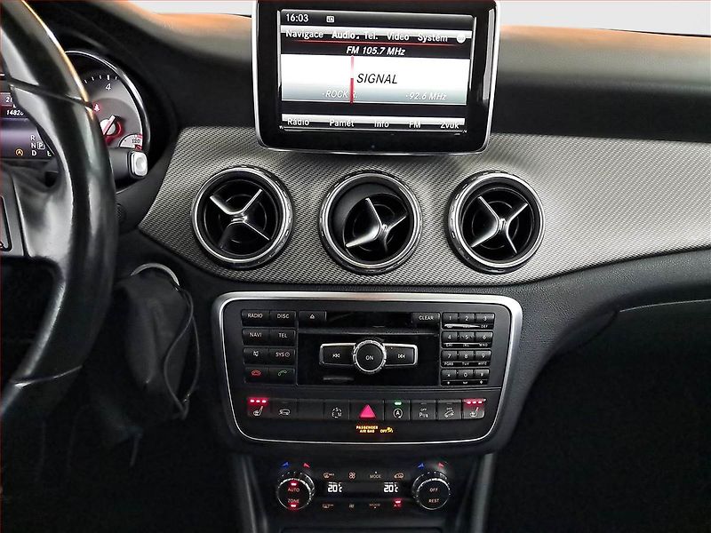 Mercedes-Benz GLA (2015) 220 CDI 4MATIC, 4X4 - fotka 12 z 23
