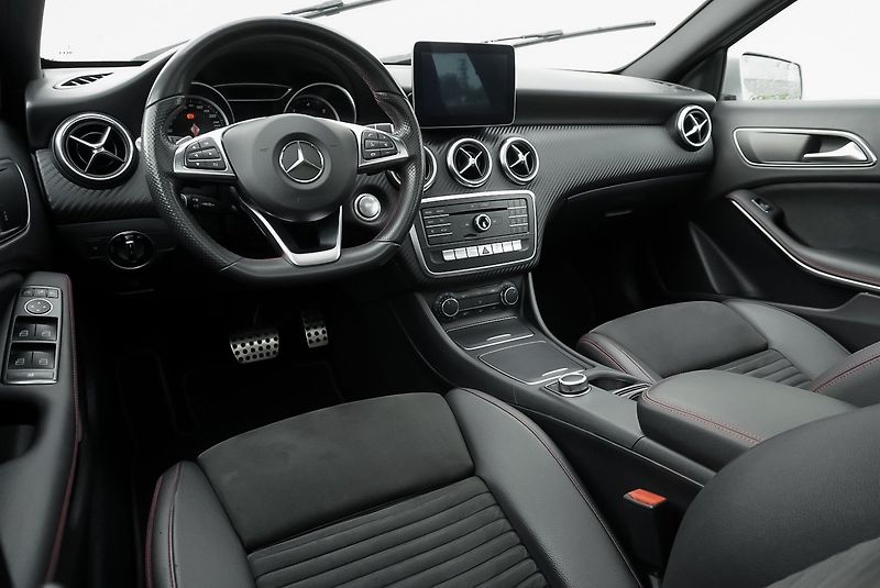 Mercedes-Benz Třídy A 220d 4MATIC AMG - fotka 15 z 28