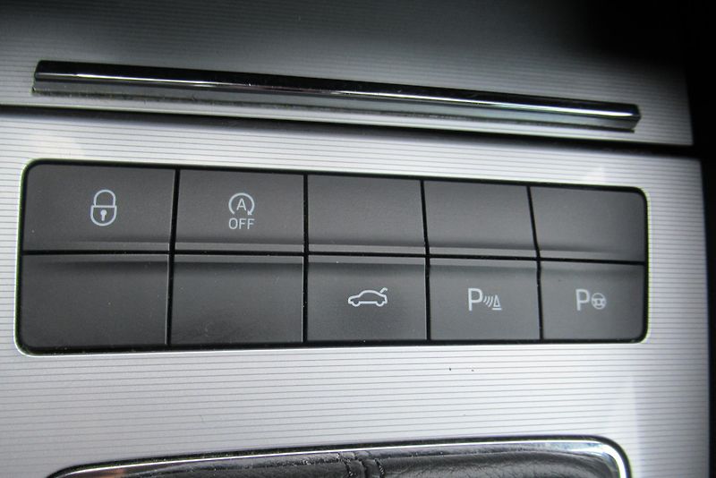 Škoda Octavia 1.6 TDI AUT. KLIMA NAVI XENON - fotka 16 z 26