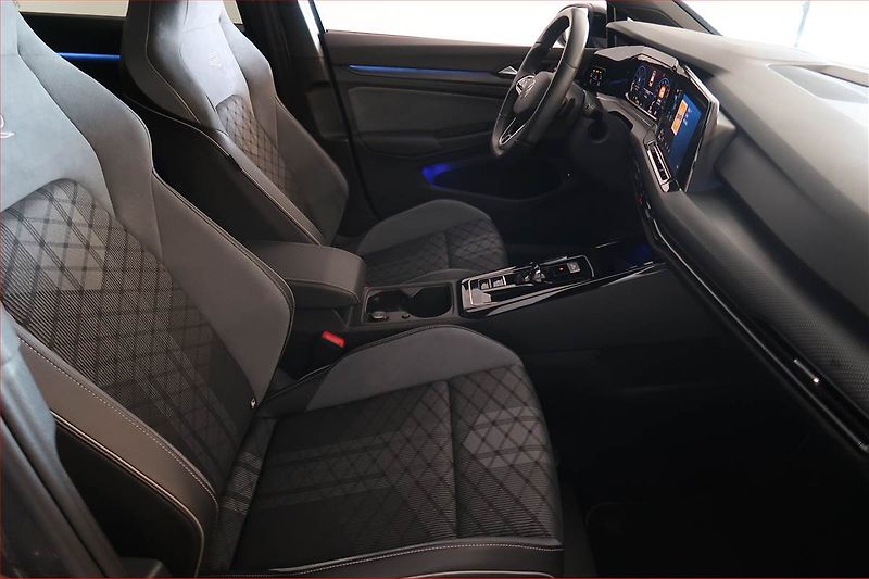 Volkswagen Golf (2023) R-Line 1.5 TSI - fotka 9 z 22
