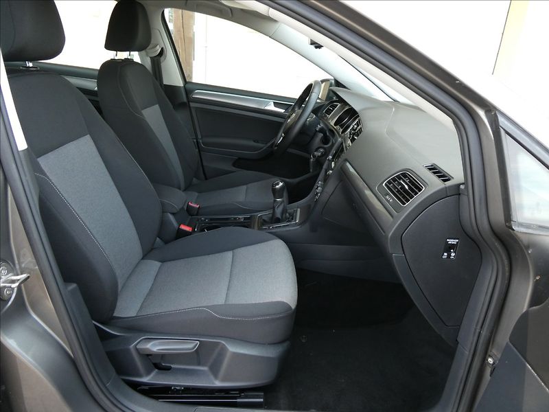 Volkswagen Golf 1,2 TSi 81kW auto klima, závěs - fotka 20 z 50