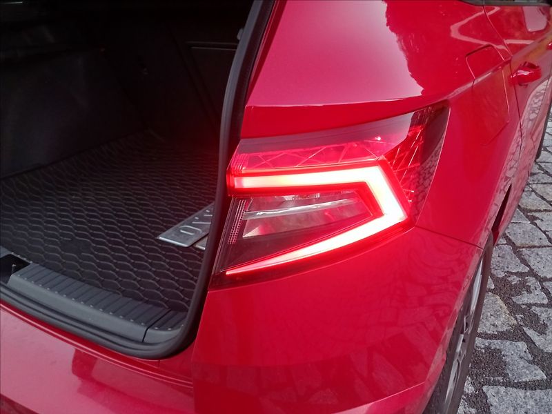 Škoda Karoq 2,0 TSI140kW DSG 4x4 SPORTLINE - fotka 28 z 39