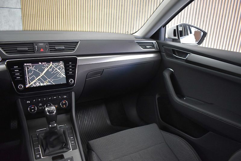 Škoda Superb 2.0 TDI REZERVACE - fotka 9 z 43