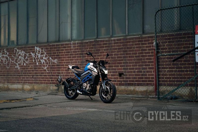 CFMOTO 300 NK (2026) - fotka 10 z 15