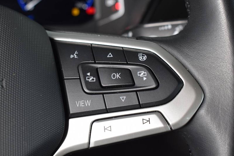Volkswagen Touran (2023) 1.5TSI 110kW 7 míst, LED - fotka 16 z 25