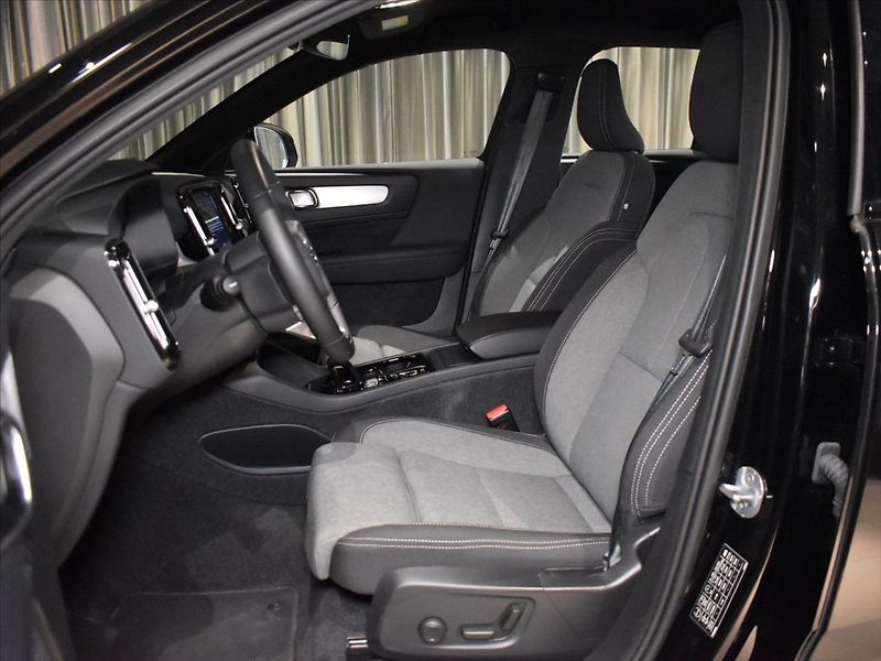 Volvo XC40 2,0 B3 PLUS Dark Bezklíč - fotka 8 z 22