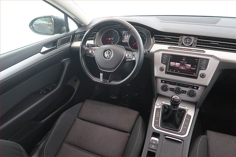Volkswagen Passat (2015) 1.6 TDI, Navi, Tempomat - fotka 7 z 17