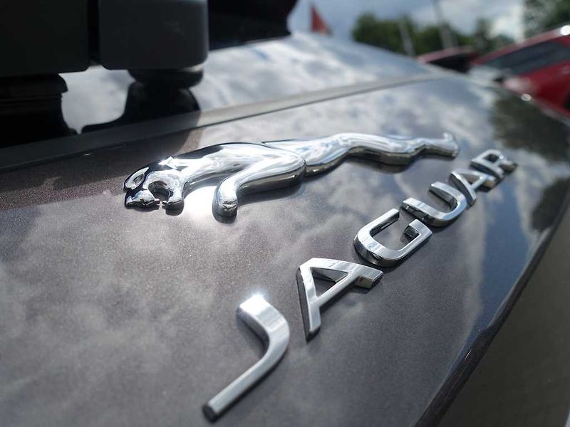 Jaguar F-Pace 2,0 R-Dynamic SE D200 4x4 - fotka 40 z 43
