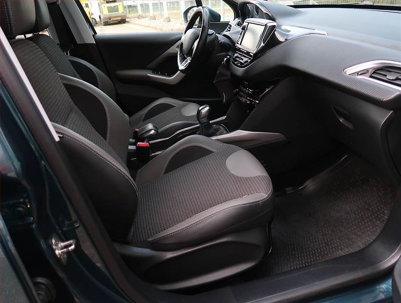 Peugeot 2008 (2018) 1.2 PureTech, Serv.kniha, Kůže - fotka 9 z 19