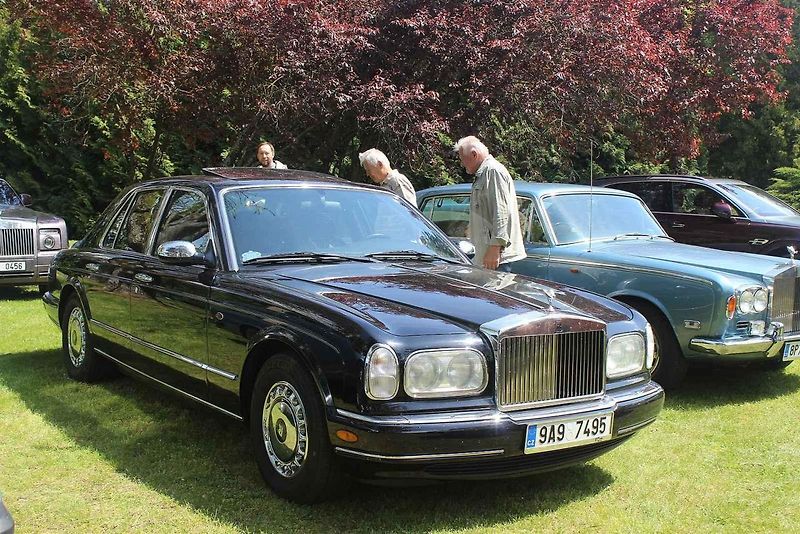 Luxusní vozy se v sobotu 4. května sjely na zámek do Lnář. Převládala auta značky Rolls-Royce.