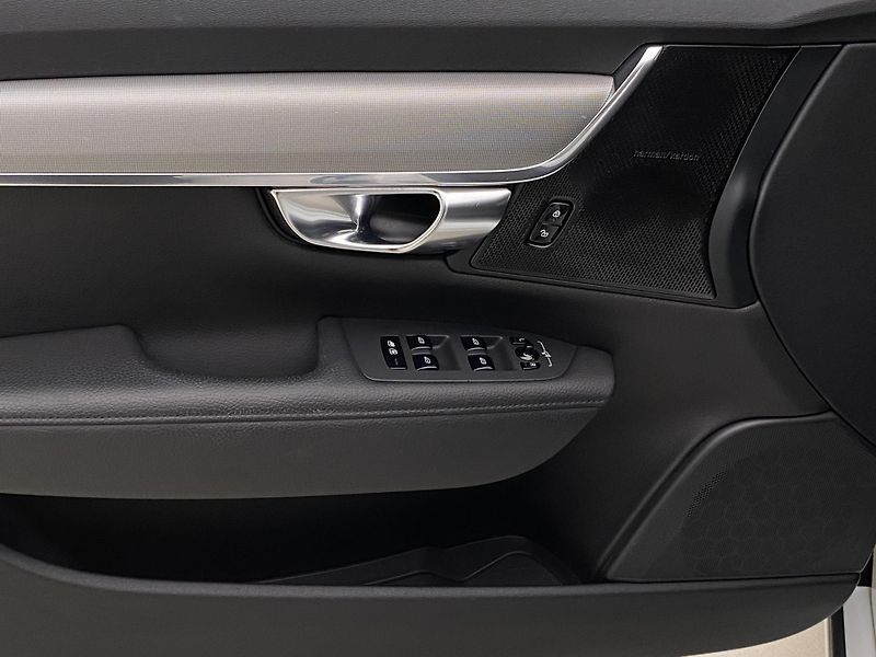 Volvo V90 B4 MOMENTUM AUT - fotka 29 z 46