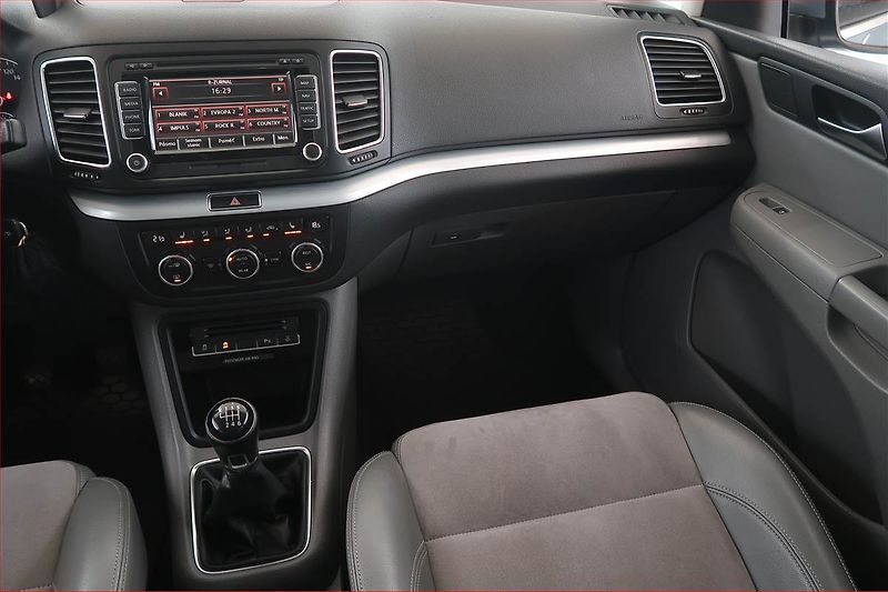 Volkswagen Sharan (2013) 2.0 TDI BMT, Kůže, Navi - fotka 8 z 18