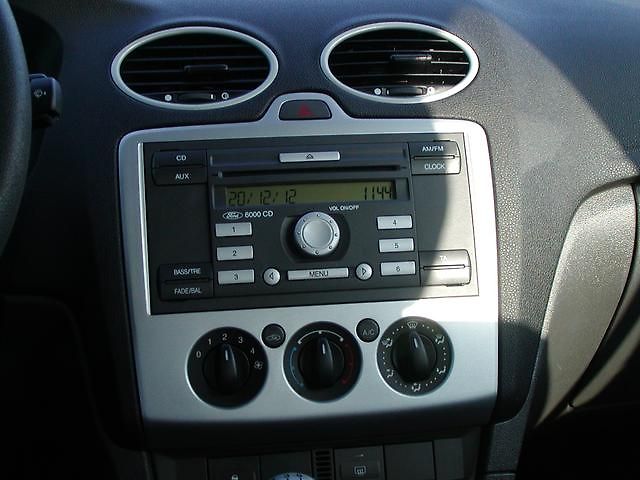 Ford Focus (2006) 1.6TDCi,ESP,EL. SEDAČKY - fotka 10 z 22