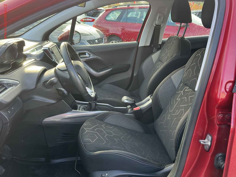 Peugeot 2008 (2018) 1.2PT, 2.maj,ČR, autoAC - fotka 9 z 21