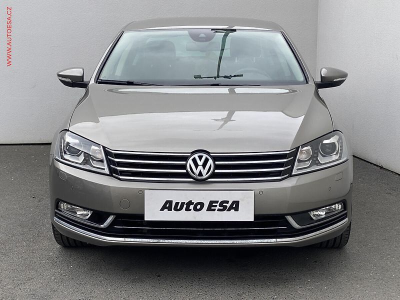 Volkswagen Passat (2013) 2.0 TDi, ČR, Bixen, kamera - fotka 2 z 18