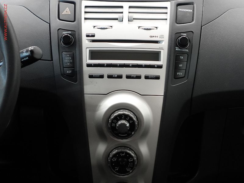 Toyota Yaris (2007) 1.1VVT-i, ČR, AC - fotka 12 z 17