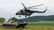 BVP-1 a armádní vrtulník při společné ukázce pro návštěvníky vojenské akce.