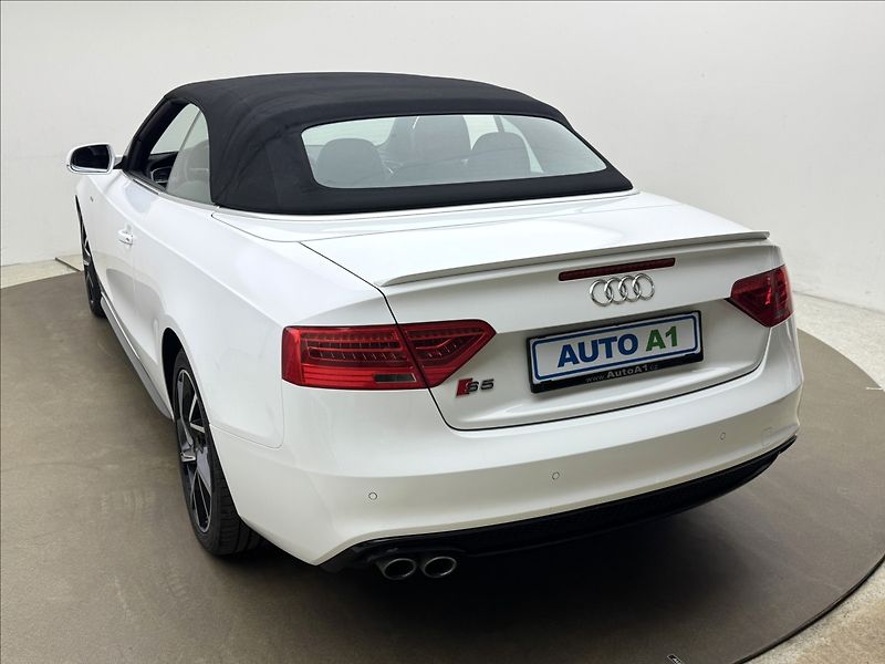 Audi A5 2,0 140kW S-LINE 4X4 VÝHŘEV TZ - fotka 12 z 50
