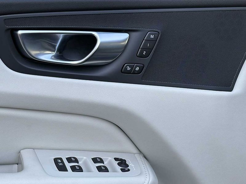 Volvo XC60 PLUS T6 AWD PHEV ACC,BLIS - fotka 17 z 22