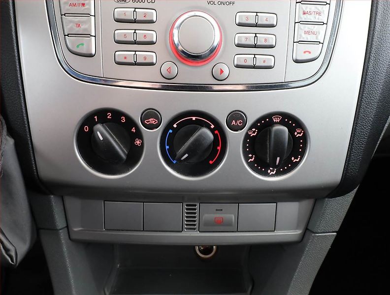 Ford Focus (2009) 1.6 16V, nová STK, slušný stav - fotka 10 z 14