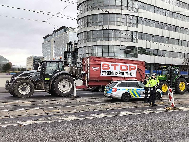 Demonstrace zemědělců před ministerstvem zemědělství a blokáda pražské magistrály. Na snímku je traktor John Deere 7730.