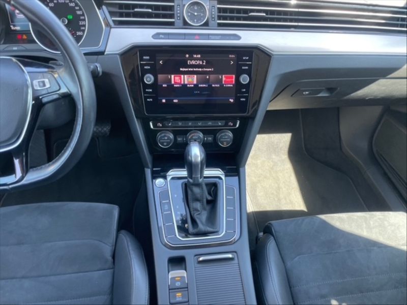 Volkswagen Passat 2,0 TDI Highline AT - fotka 10 z 11