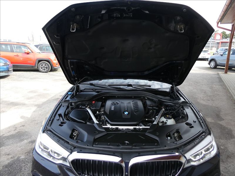 BMW Řada 5 3,0 540d xDrive 235kW MPaket,D - fotka 45 z 50