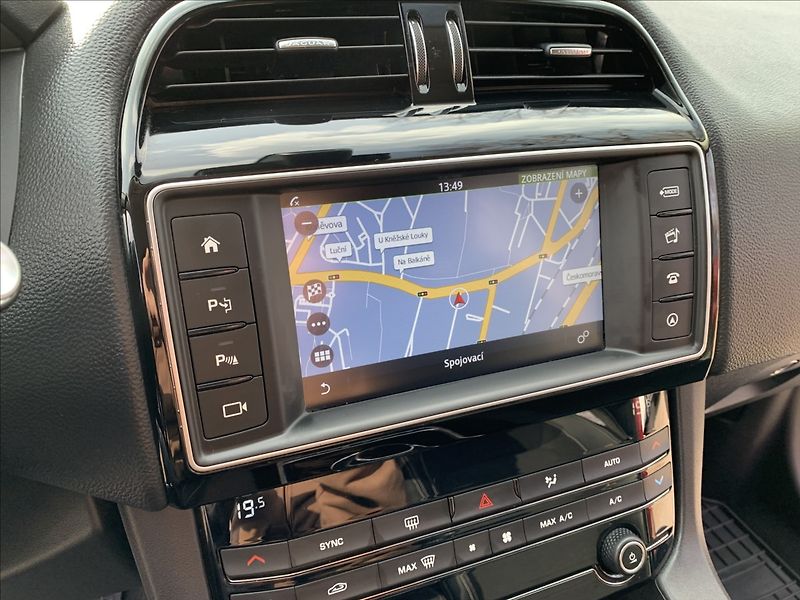 Jaguar F-Pace (2016) 2,0 D KLIMA SERVISKA 4X4 - fotka 14 z 19