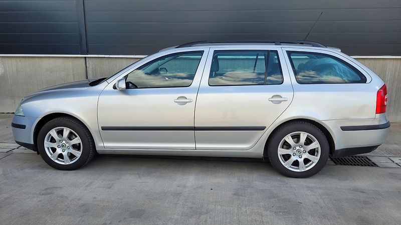Škoda Octavia 1,6 FSI 85 KW ELEGANCE - fotka 5 z 23