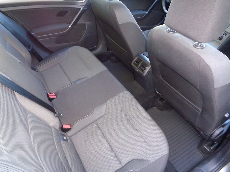 Volkswagen Golf Comfortline  1.2 TSI  81 kW M6 - fotka 19 z 24