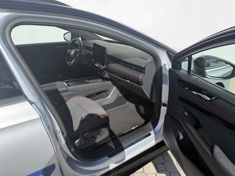 Volkswagen ID.7 Tourer (2025) GTX People 86kWh 4Motion - fotka 23 z 25