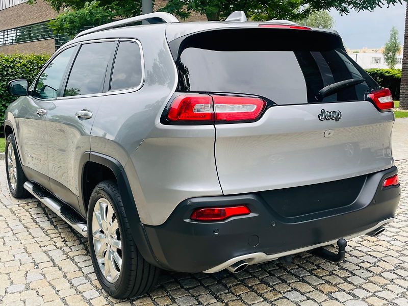 Jeep Cherokee 2.0D 4x4 AUT KAMERA TAŽNÉ LED - fotka 17 z 50