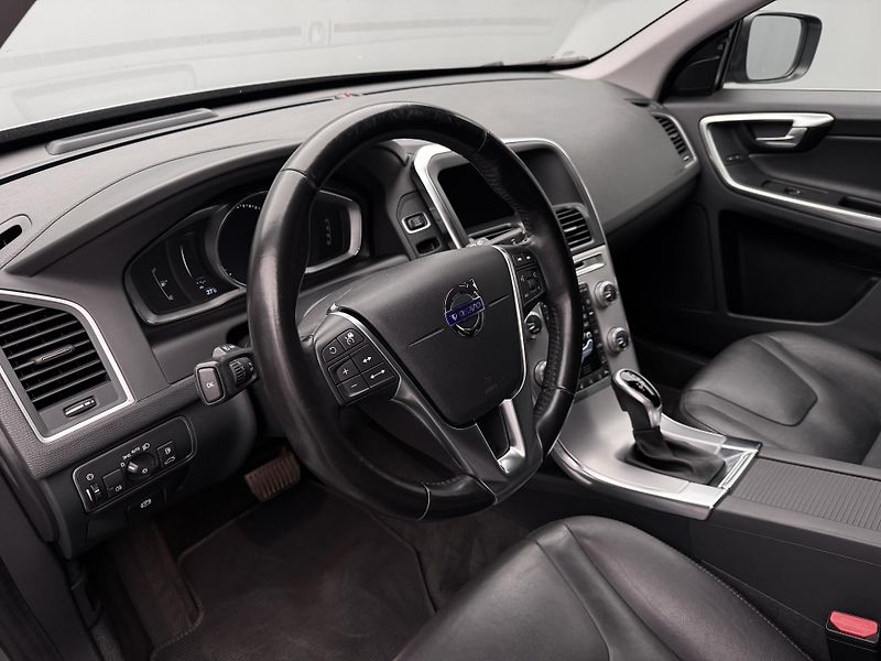 Volvo XC60 D4 AWD SUMMUM AUT - fotka 21 z 46