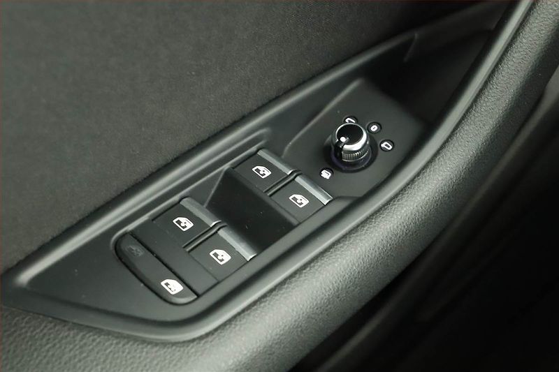 Audi A4 (2017) 2.0 TDI, Navi, Xenony - fotka 15 z 16