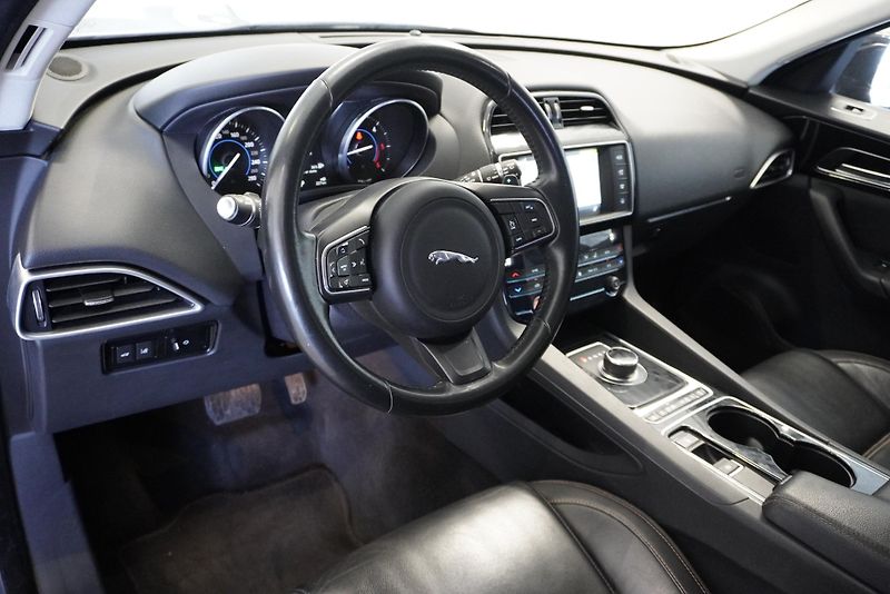 Jaguar F-Pace 2.0D 132kW PRESTIGE - fotka 11 z 28