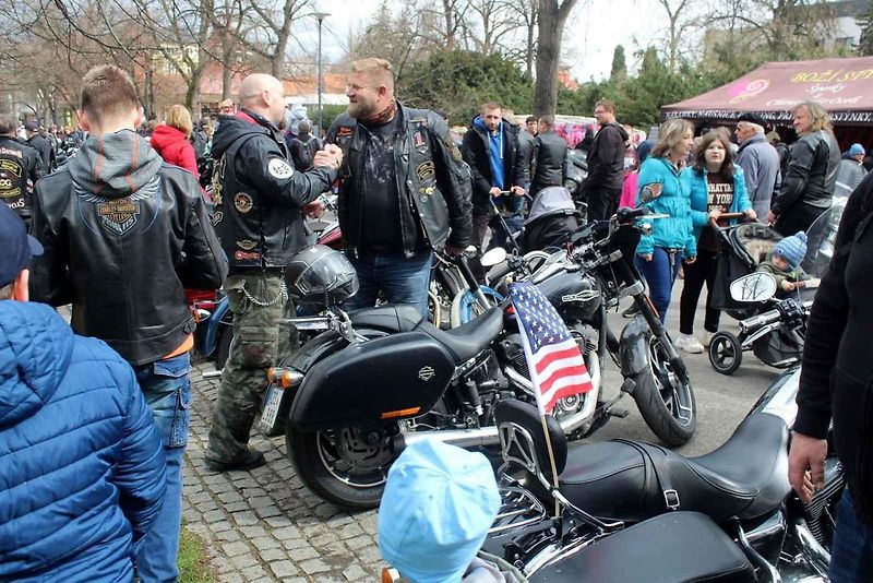 Z příjezdu spanilé jízdy motocyklů do Poděbrad.
