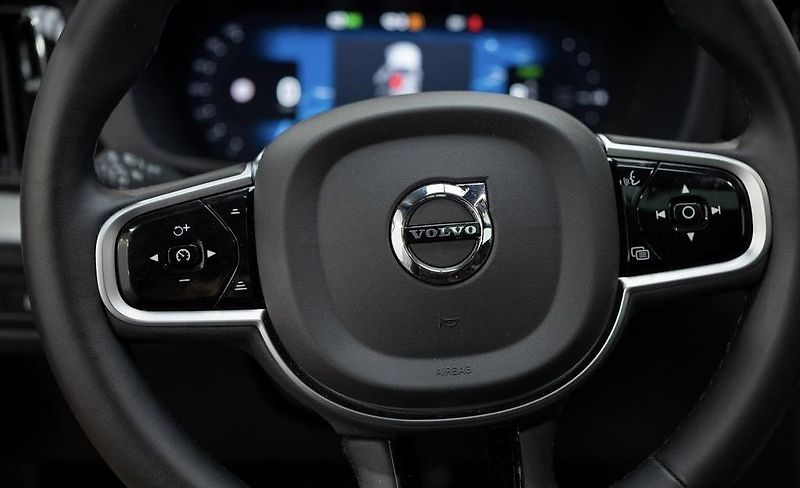 Volvo XC60 (2025) Plug-in hybrid PLUS DARK - fotka 17 z 26