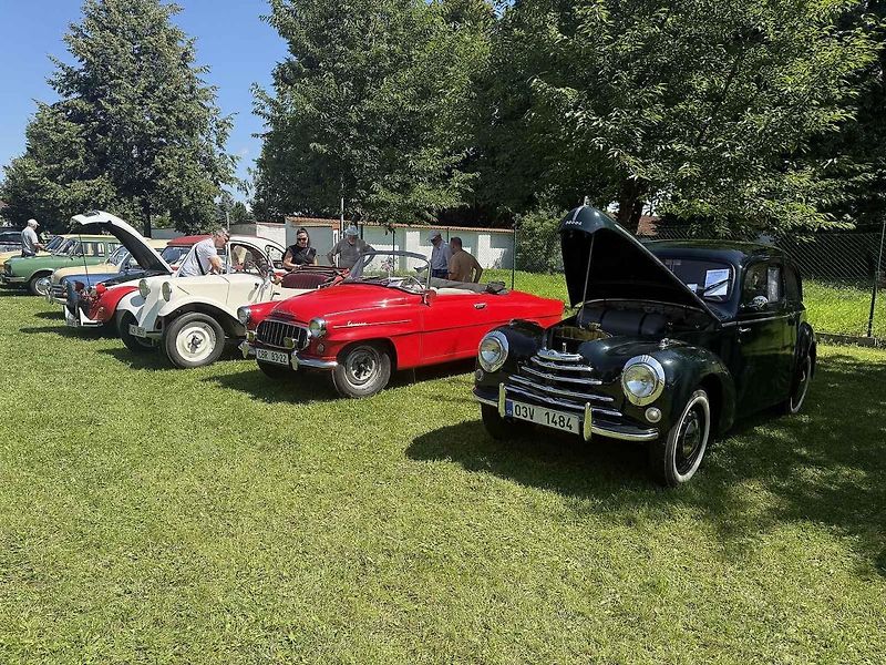 Návštěvníci akce mohli obdivovat kolem 140 historických automobilů, motorek i traktorů.