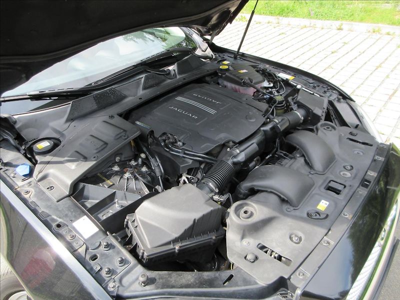 Jaguar XJ 3,0 V6, 4x4, Panorama, Nové ČR - fotka 37 z 37