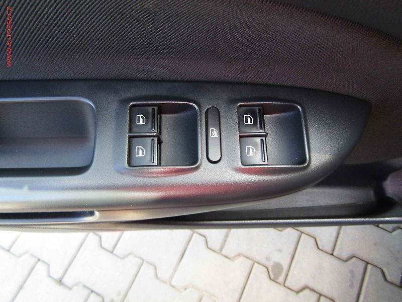 Škoda Octavia (2013) 2.0 TDi, AC, park.čidla - fotka 11 z 19