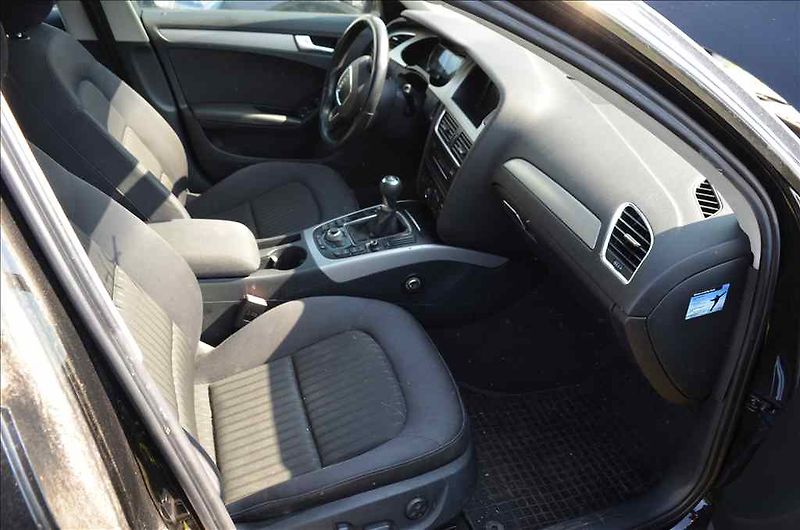 Audi A4 (2010) AVANT 2,0 TDI - fotka 16 z 24