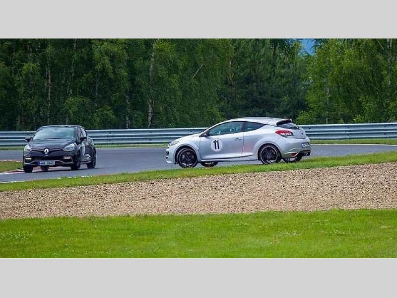 Rychlé Renaulty na Autodromu v Mostě.