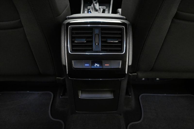 Škoda Superb 2,0 TDI 147 kW DSG STYLE Záruk - fotka 22 z 33