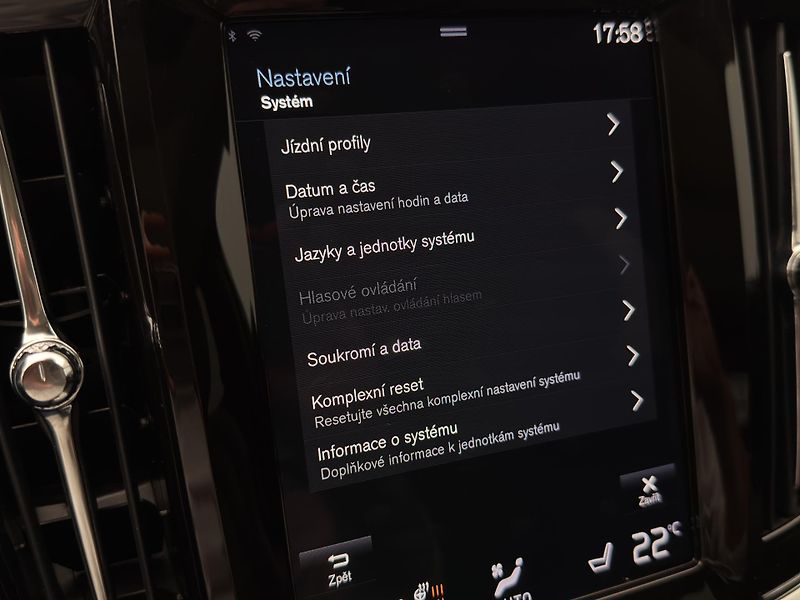 Volvo V90 CC D4 AWD MOMENTUM PRO  - fotka 45 z 47