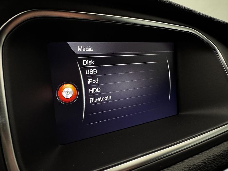 Volvo V40 T3 R-DESIGN AUT REZERVACE - fotka 40 z 47