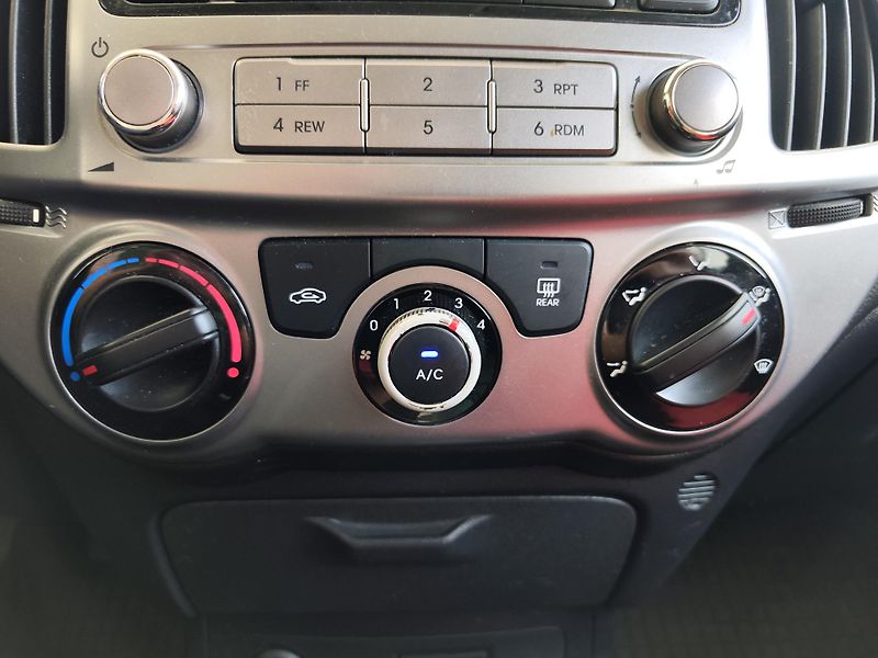 Hyundai i20 (2012) 1.2i 62kW, Klima - fotka 15 z 16